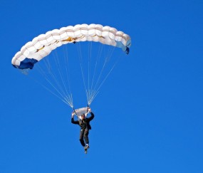 开云赛事集团-争议红牌改写命运齿轮，皇马在泰山的血色黄昏中完成逆转，争议红牌改写命运齿轮，皇马在泰山的血色黄昏中完成逆转