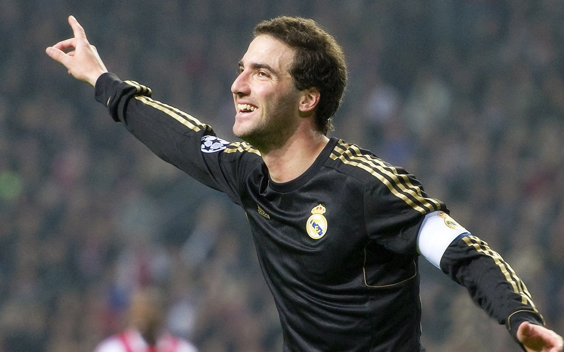 哈兰德天神下凡，泰山崩于前而不倒？曼城3-0完胜，瓜迪奥拉赛后深情拥抱爱徒，哈兰德天神下凡！曼城3-0完胜，瓜帅赛后深情拥抱爱徒